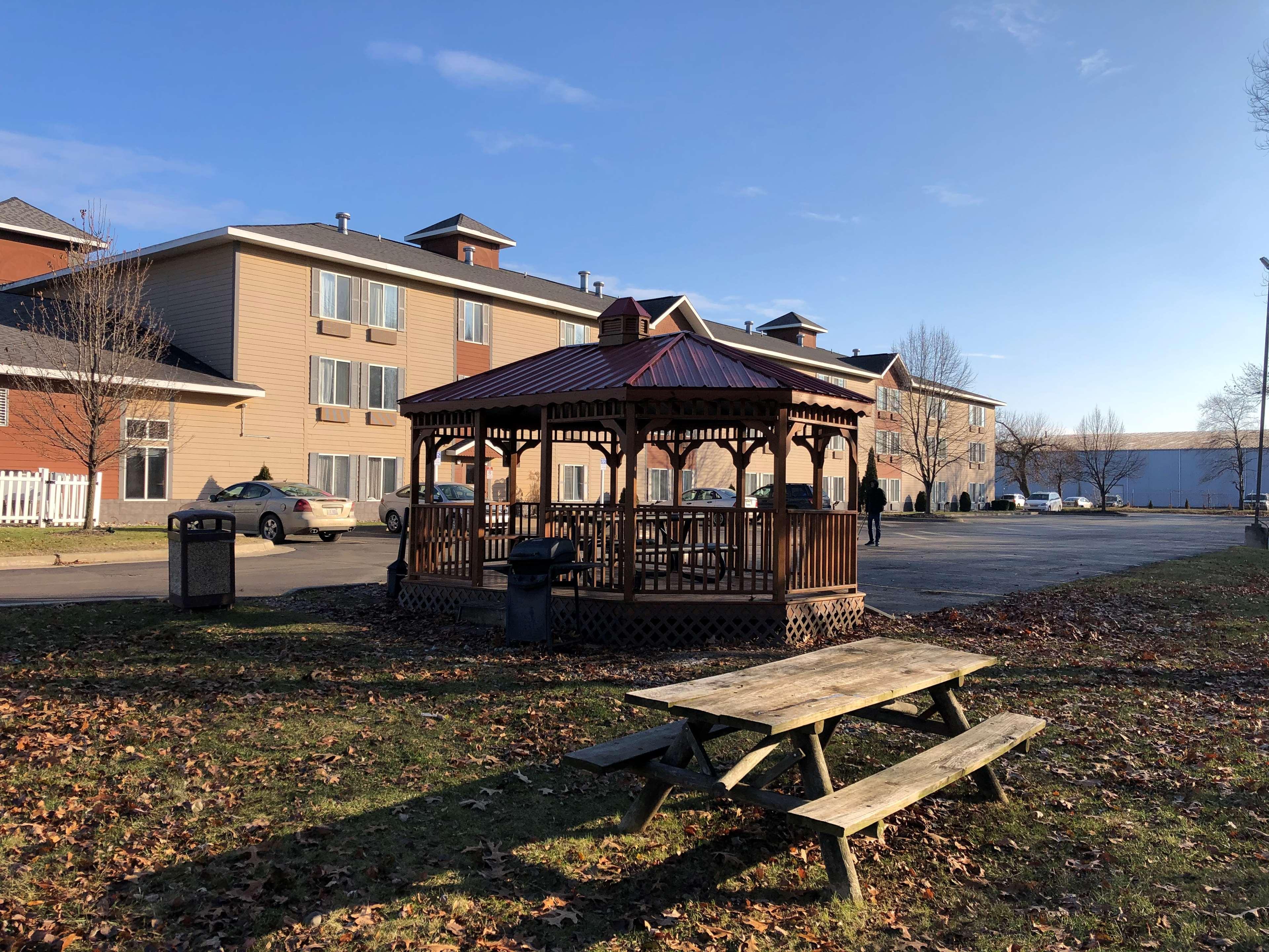 Best Western Plus Coldwater Hotel Exterior photo